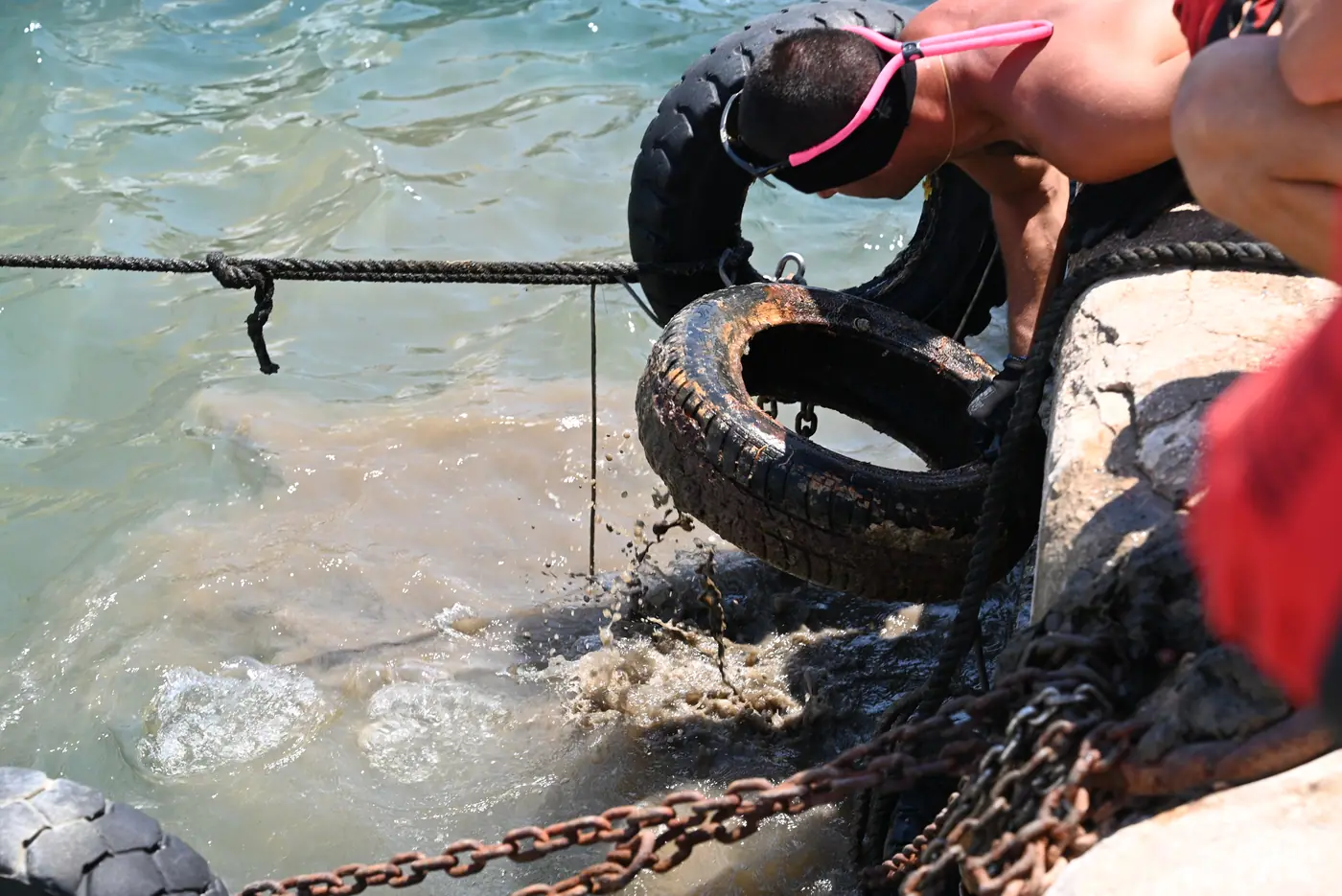 Day 9 at the Port of Lavrio, at the start of the six-hour underwater clean-up. Photo 17 of 43.