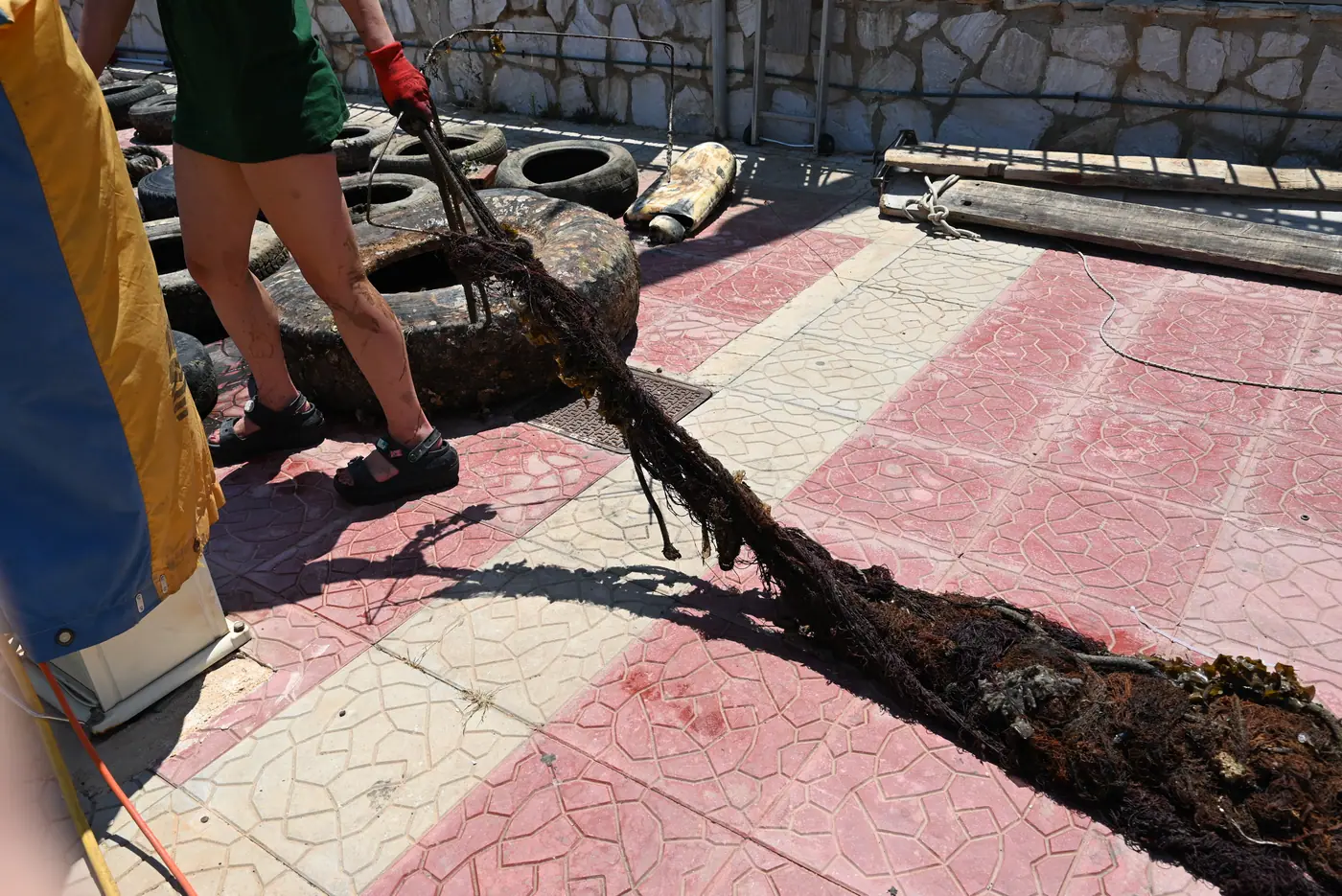 Day 9 at the Port of Lavrio, at the start of the six-hour underwater clean-up. Photo 37 of 43.